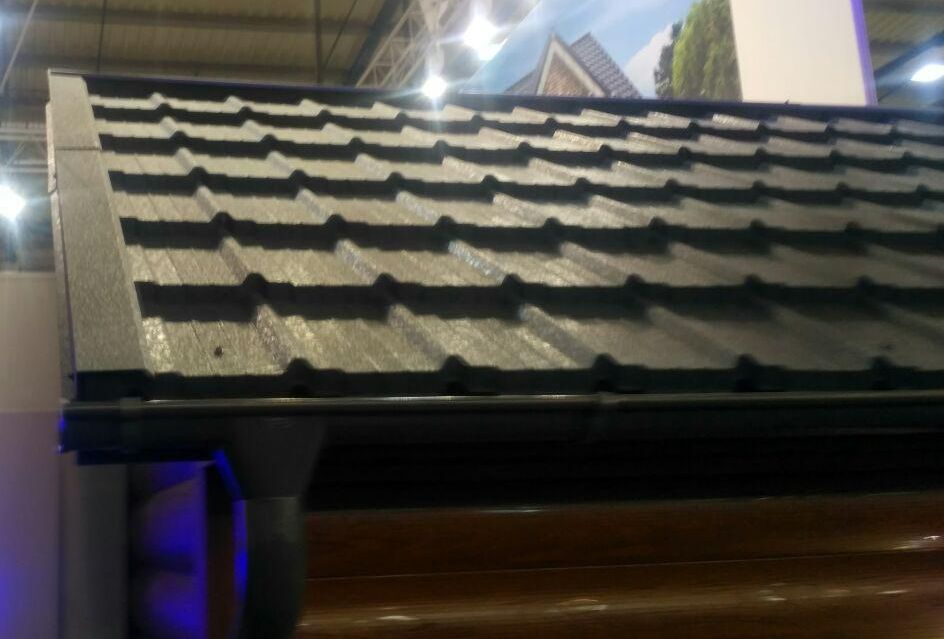 Стенд зі зразком металочерепиці Мадера