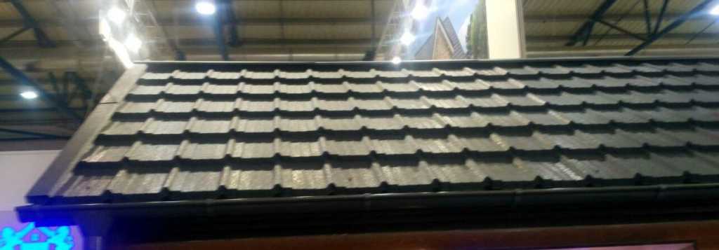 Стенд зі зразком металочерепиці Мадера