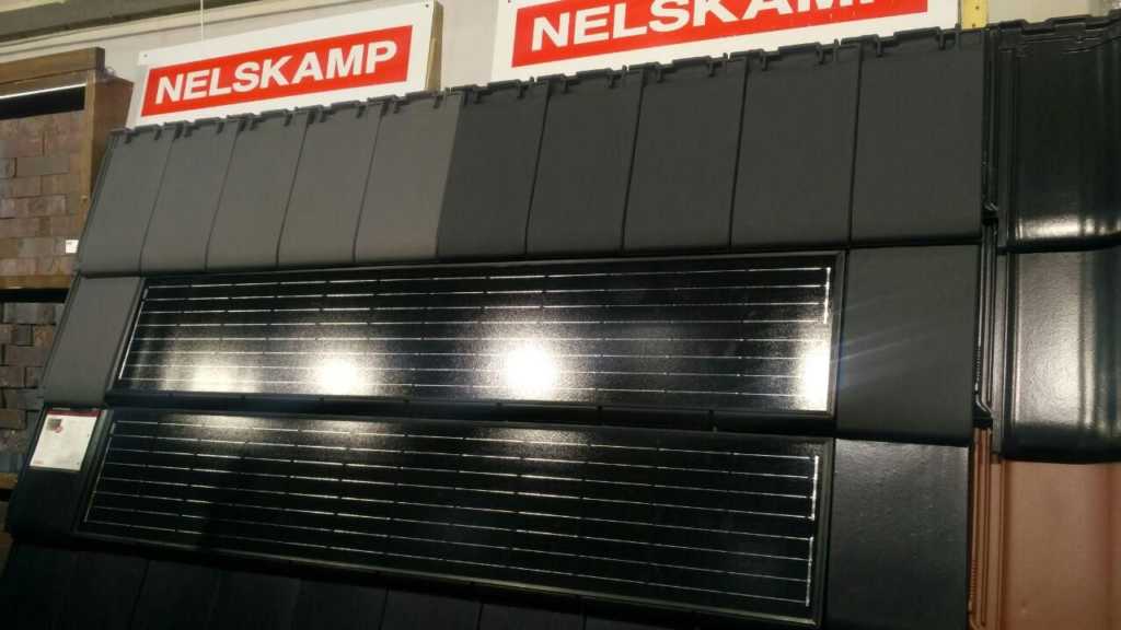 Стенд з плоскою черепицею та сонячними панелями