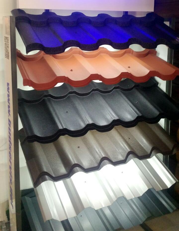 Стенд зі зразками форм металочерепиці