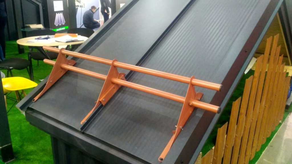 Стенд зі зразком фальцевої покрівлі та трубчастим снігозатримувачем