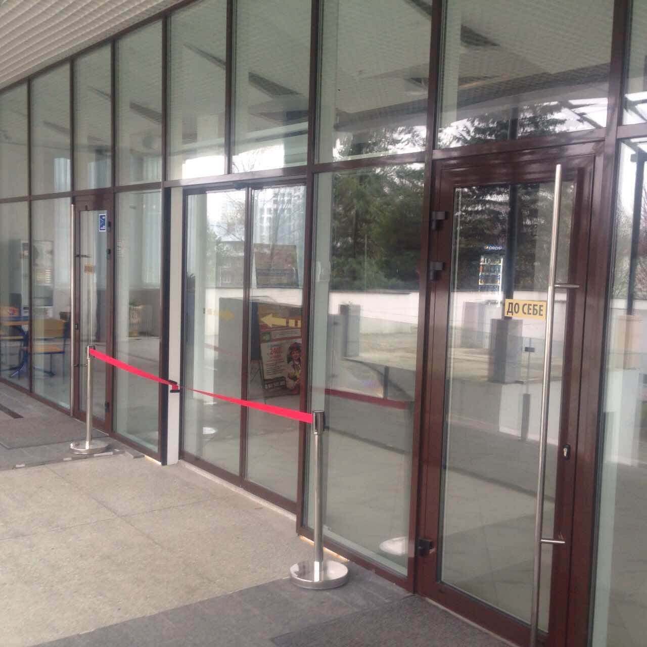 Фото металопалстикових вхідних дверей