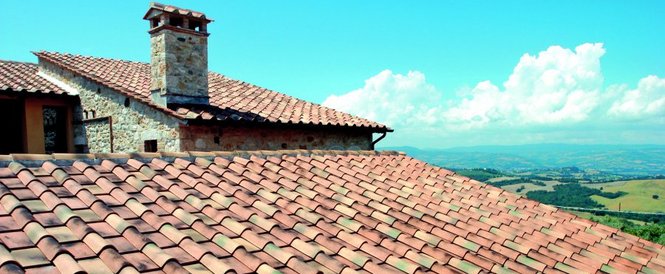 Фото даху з керамічною черепицею