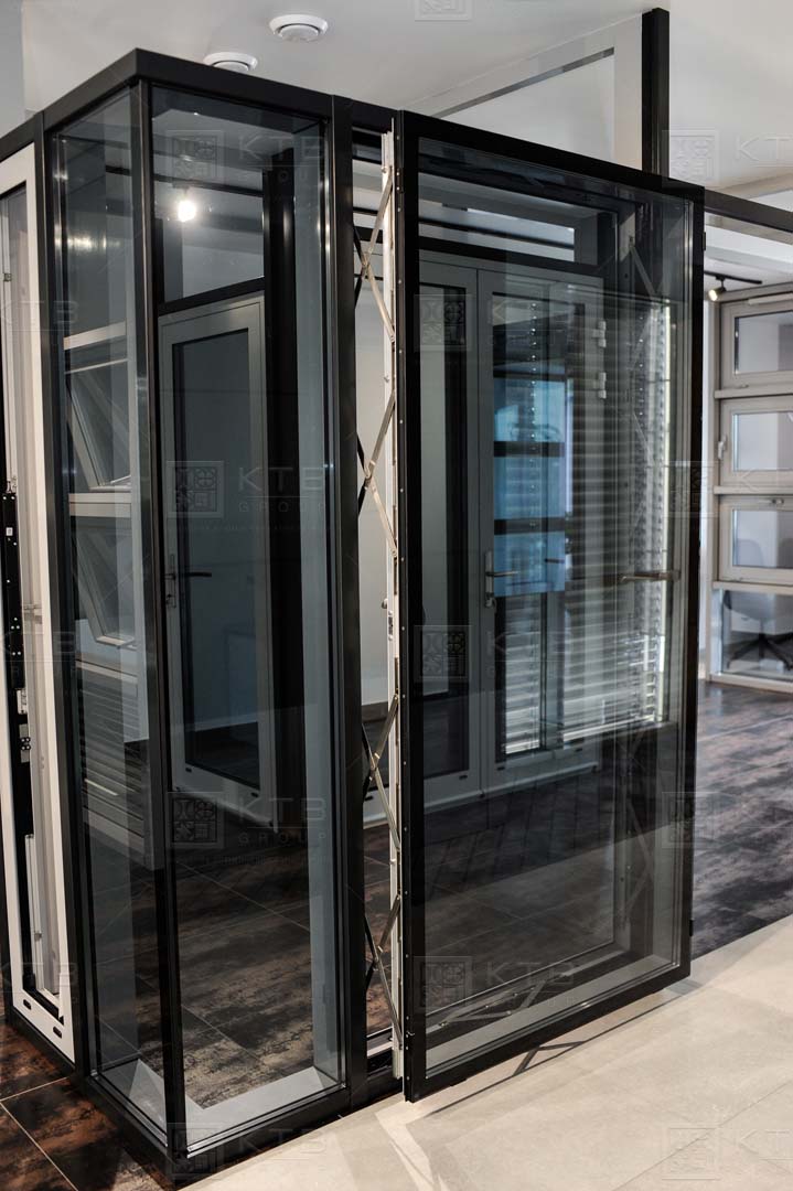 Стенд з відсувними системами