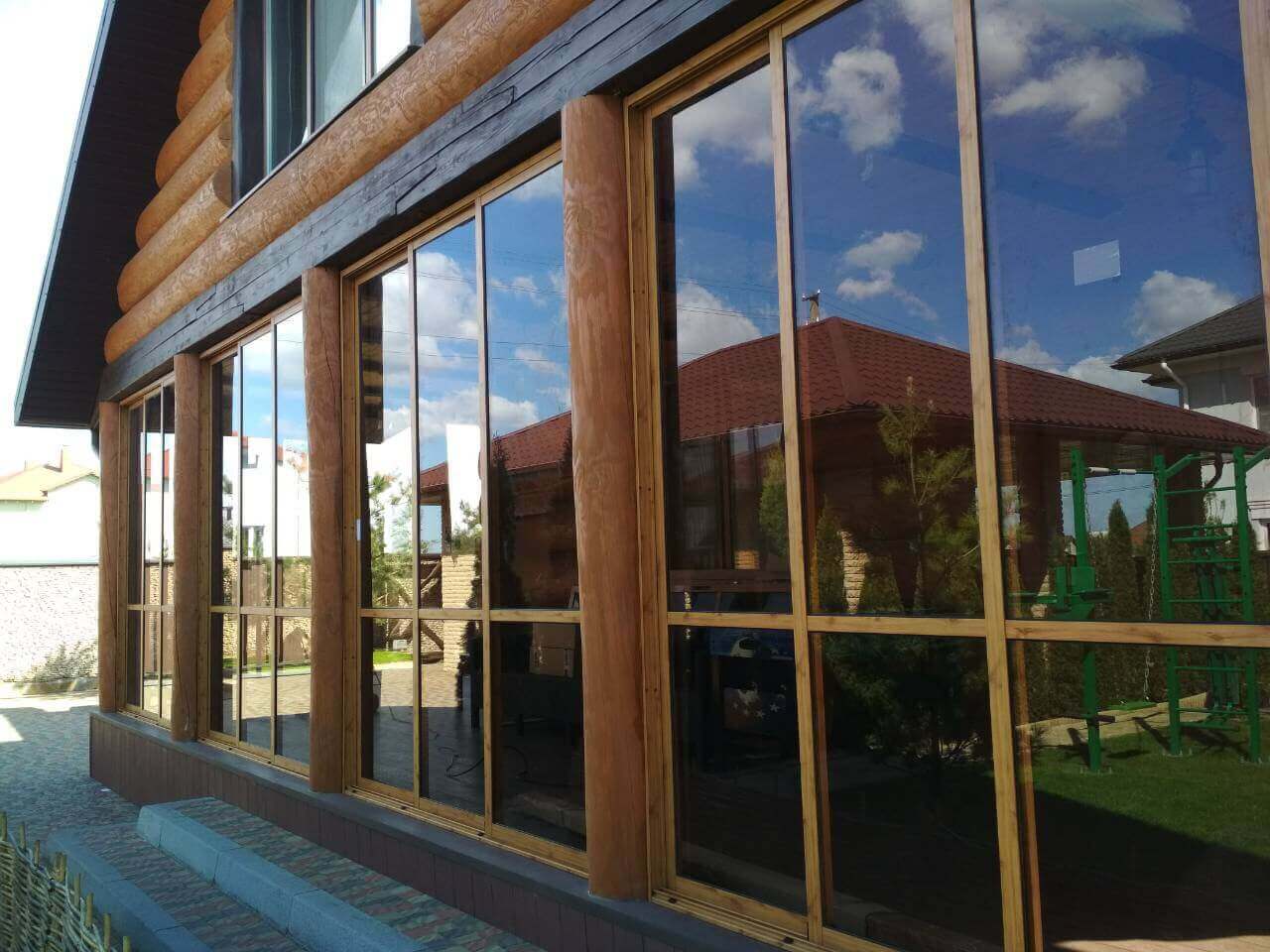 Скляні двері: поєднання надійності і краси.