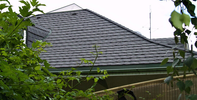 Фото даху з композитною черепицею