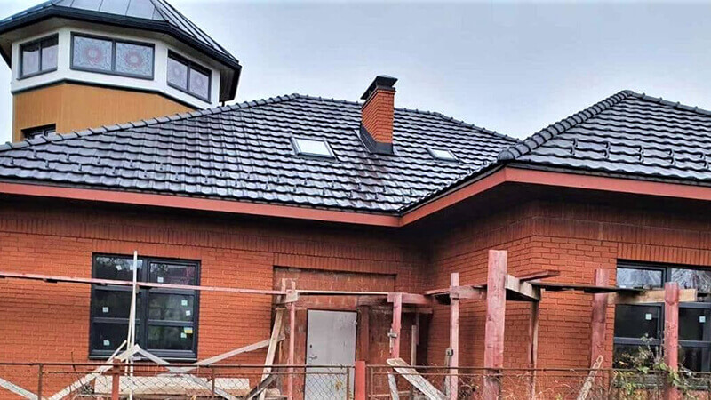 Фото даху з керамічною черепицею