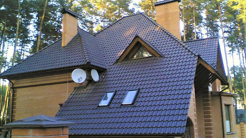 Фото даху з керамічною черепицею