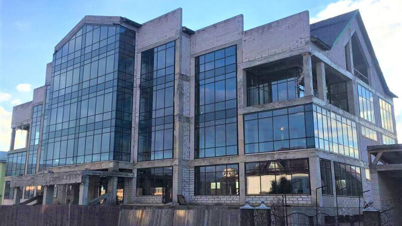 Перше фото фасаду торгівельного центру з алюмінію