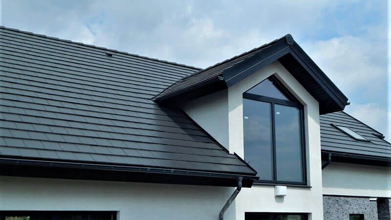 Фото даху з плосктою керамічною черепицею