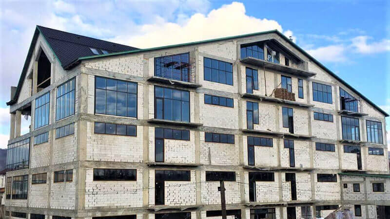 Друге фото фасаду торгівельного центру з алюмінію