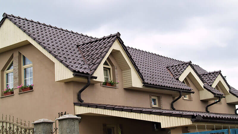 Фото даху з керамічною черепицею