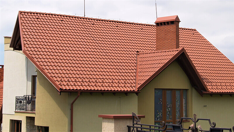 Фото даху з керамічною черепицею