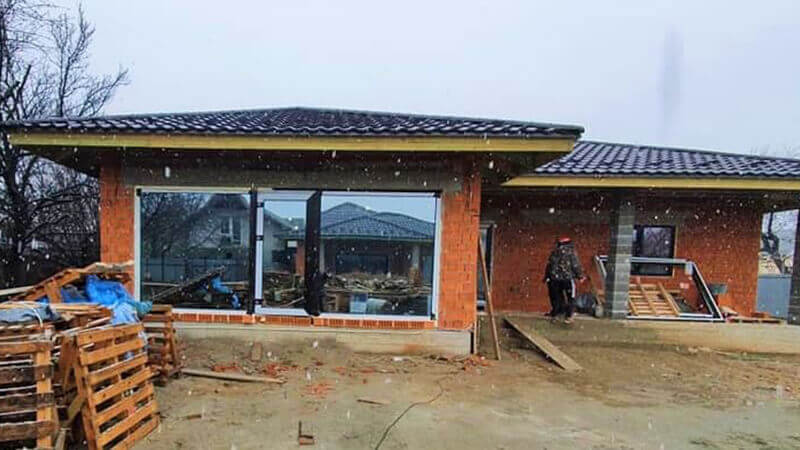 Фото фасаду будинку з панорамними вікнами